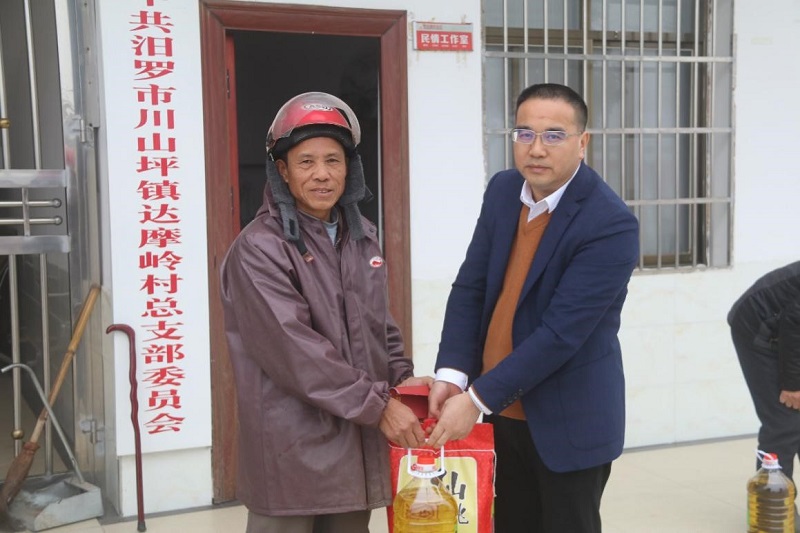 何玉文到汨羅市川山坪鎮(zhèn)達(dá)摩嶺村開(kāi)展扶貧走訪