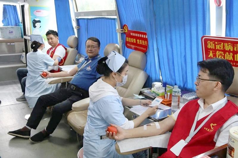 公司開展“抗擊疫情獻熱血，丹心向黨黨旗紅”無償獻血活動