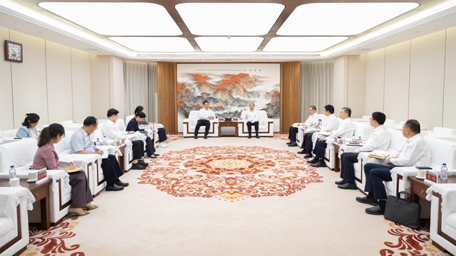 莫鼎革與湖南省委常委、岳陽市委書記謝衛(wèi)江舉行會(huì)談